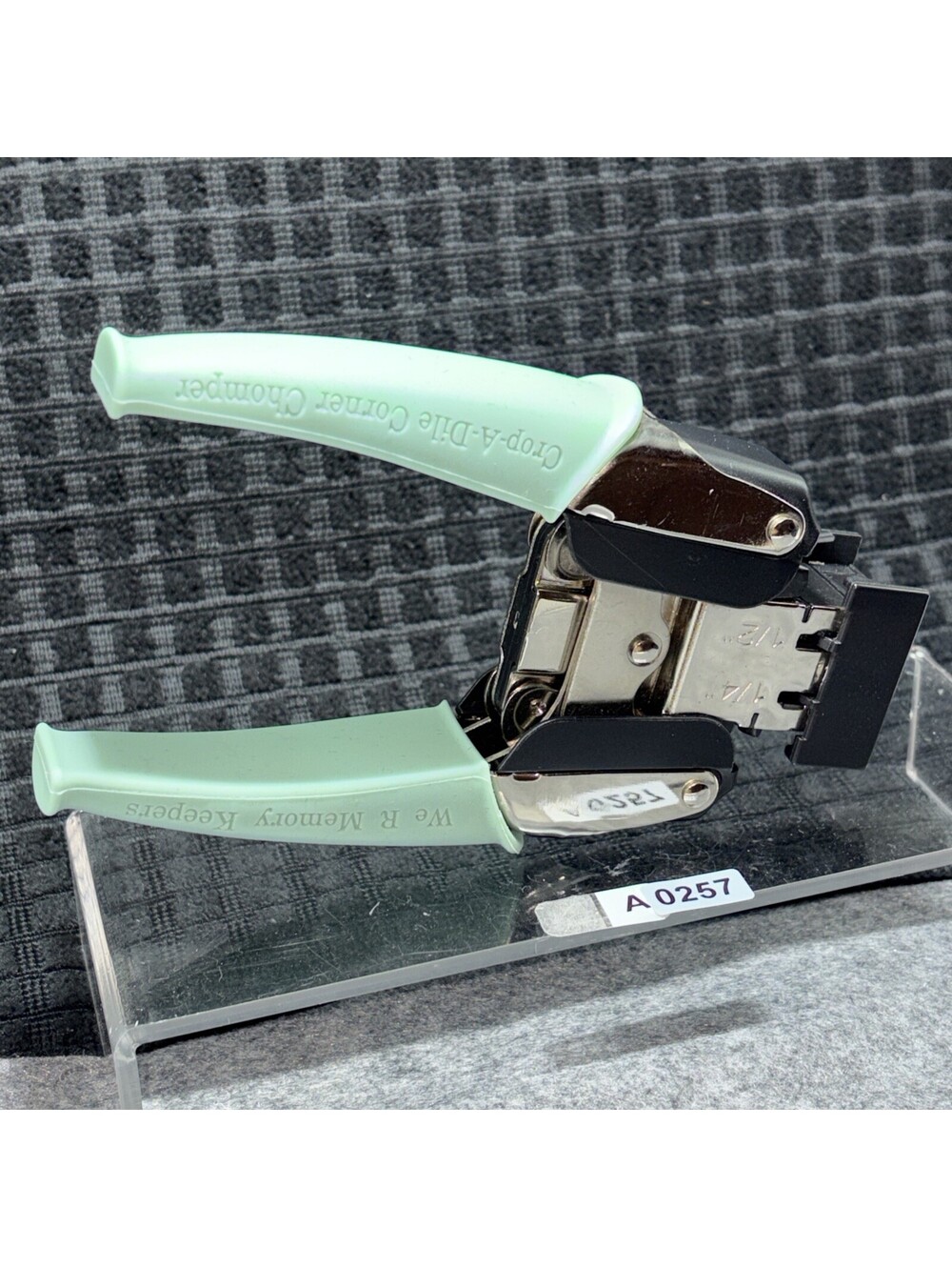 We R Memory Keepers Crop-A-Dile 1/4" & 1/2" Corner Chomper Punch -Corner Rounder - Picture 5 of 8